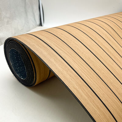 Selbstklebende, flexible Gitterplatten mit Holzmaserung für die Dekoration kleiner öffentlicher Plätze